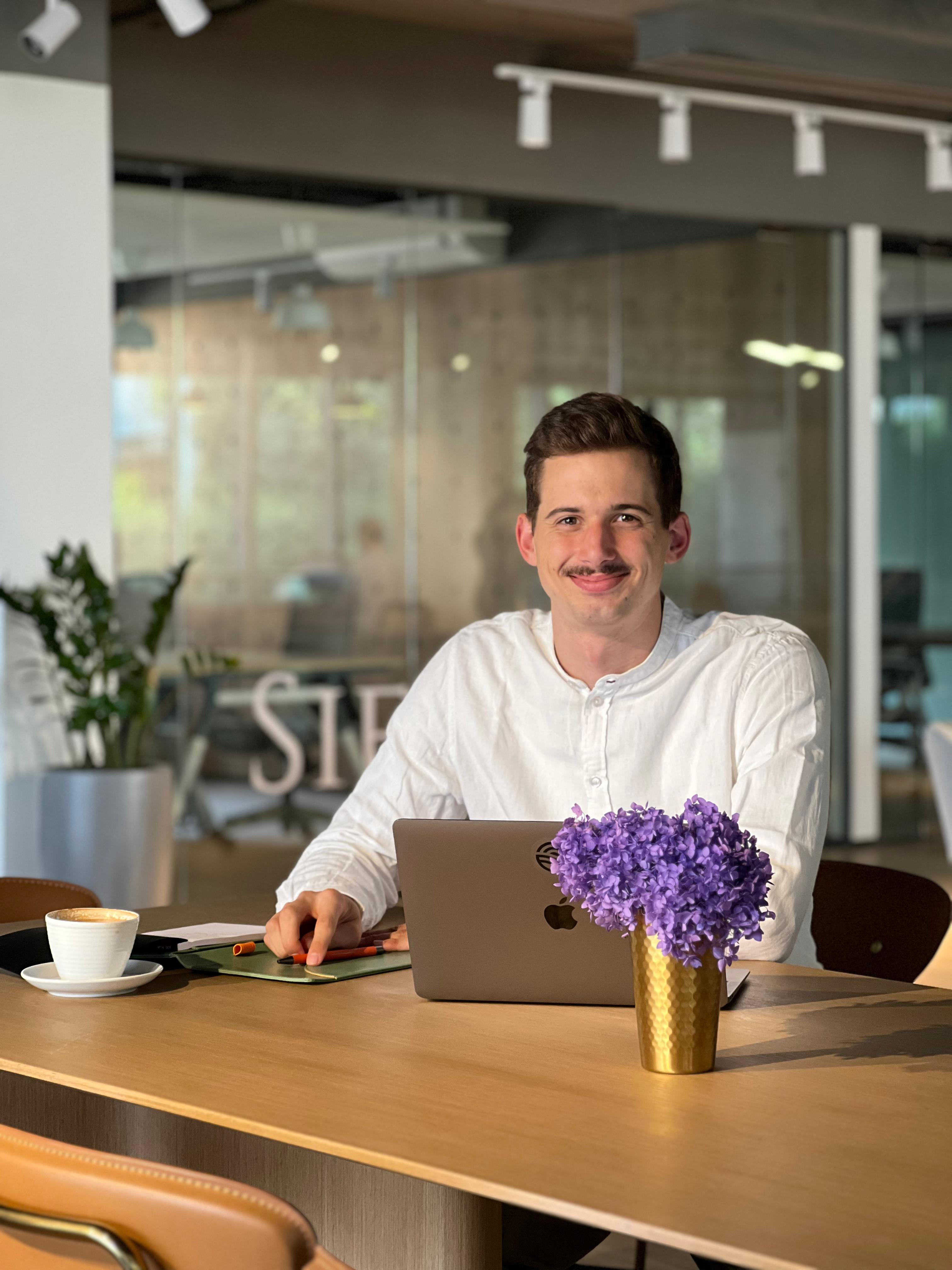 Timo Clasen arbeitet strukturiert am Laptop